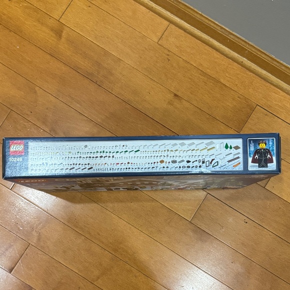 NEW LEGO Creator Holiday Toy Shop with Green and White Accents - Picture 4 of 5